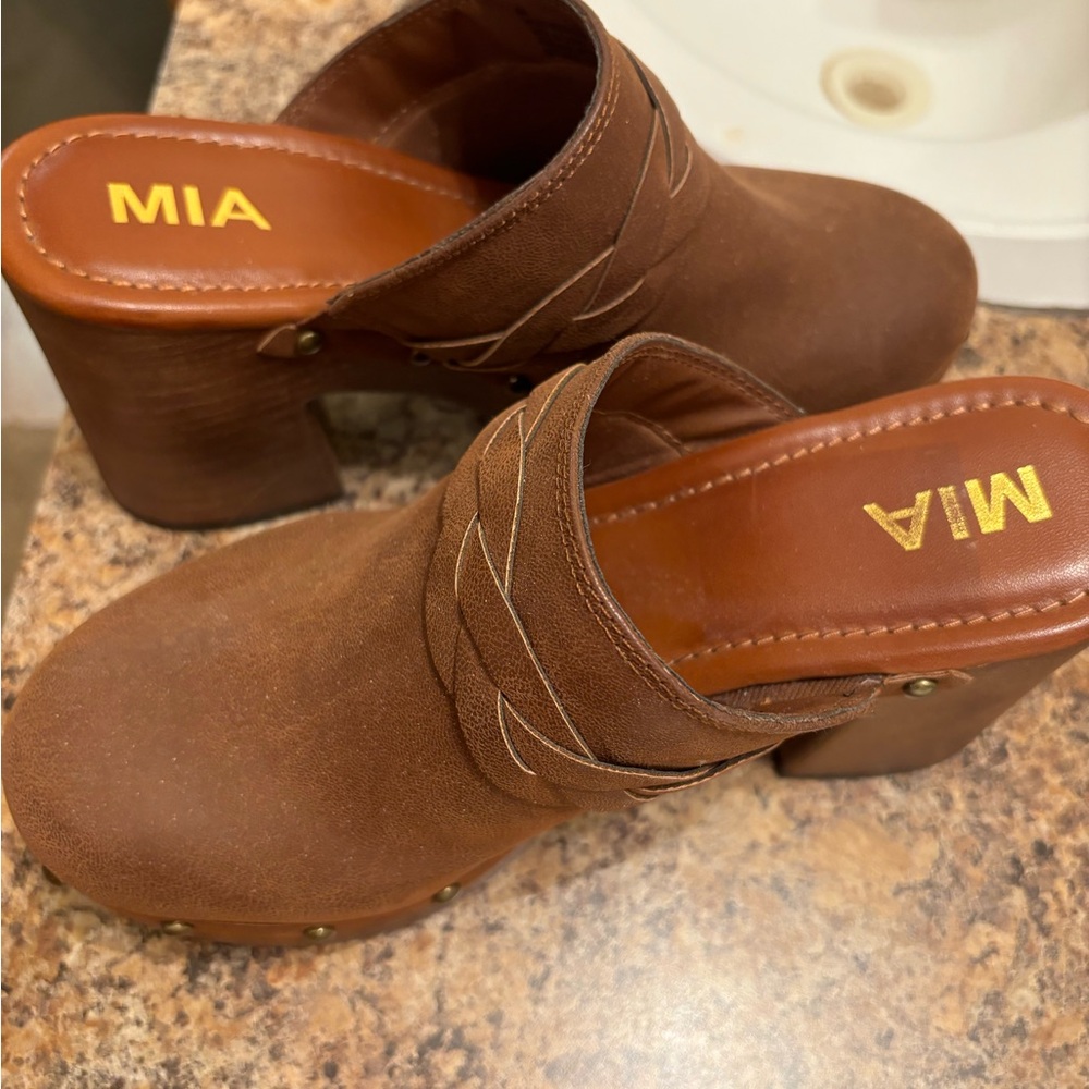 Mia Clogs size 8